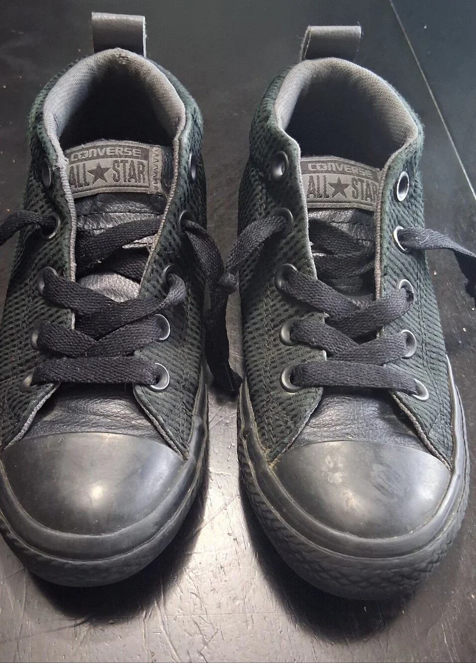 Converse Boy's Chuck Taylor All Star Axel Mid-top Sneakers. Size 1